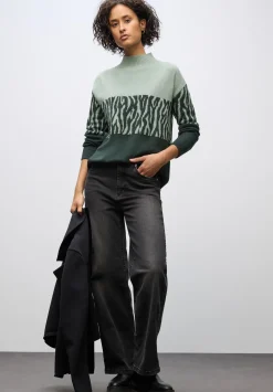 A303479 color block jacquard sweate