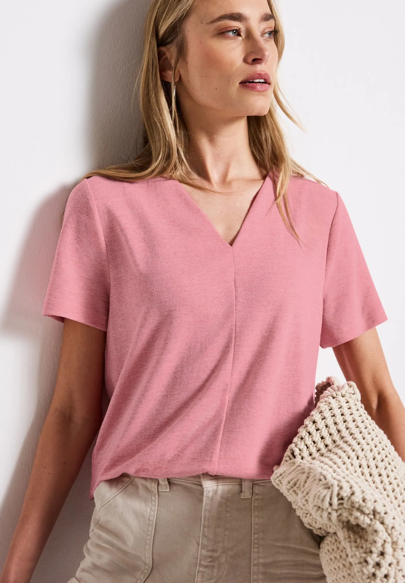A323335 linen look v-neck shirt