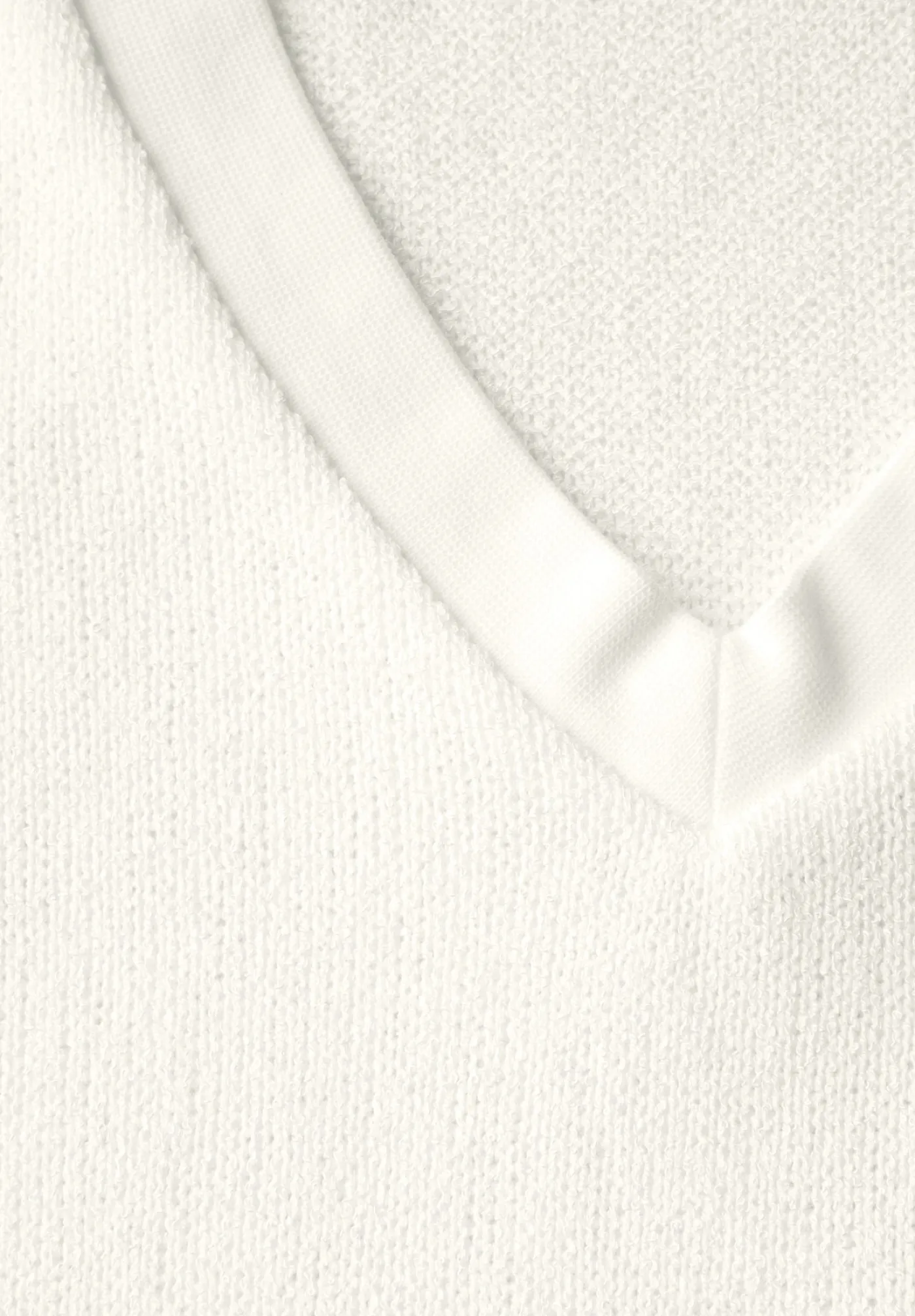 A322901 LTD QR v-neck knit look shi