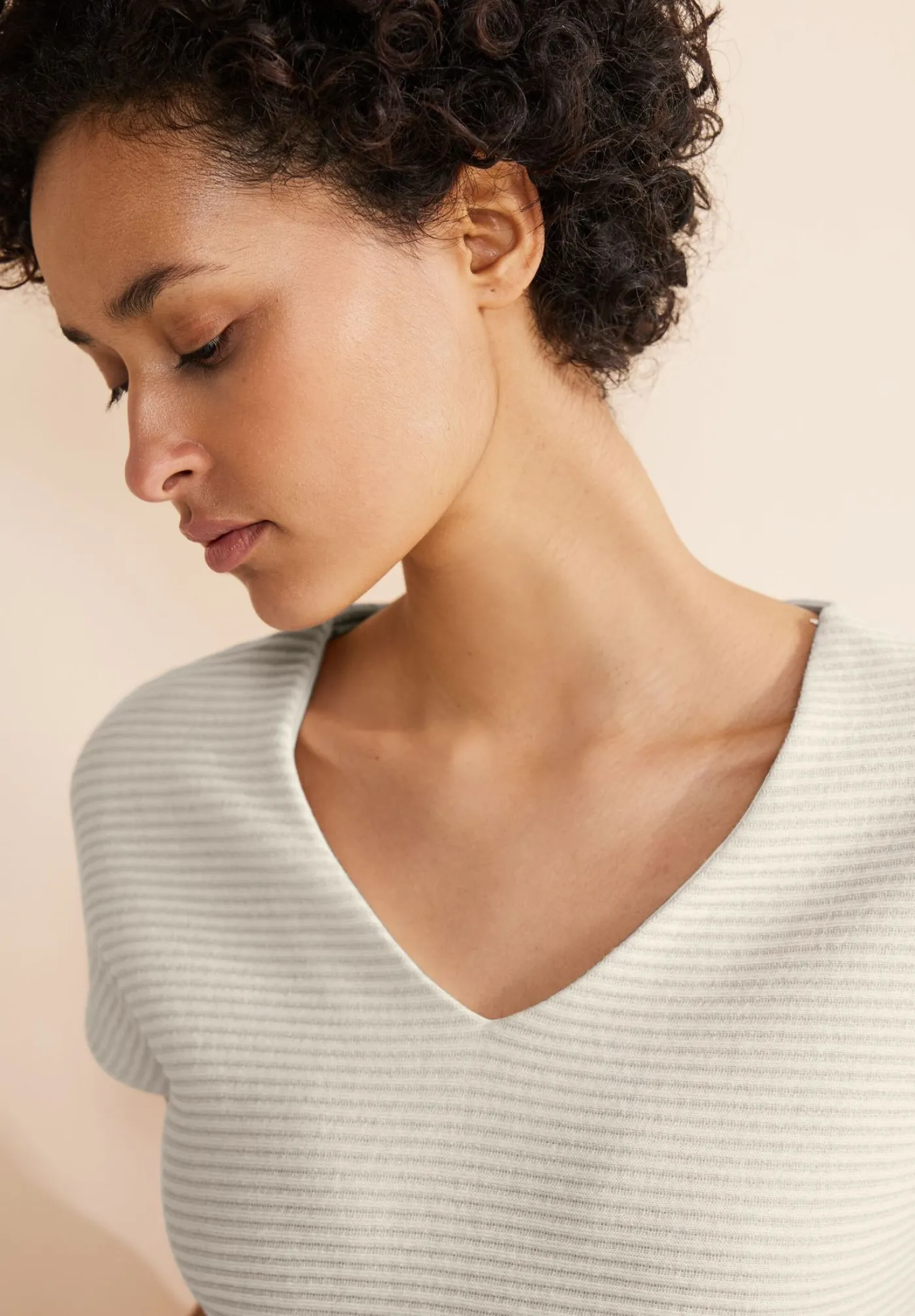 A321141 stripe structure v-neck