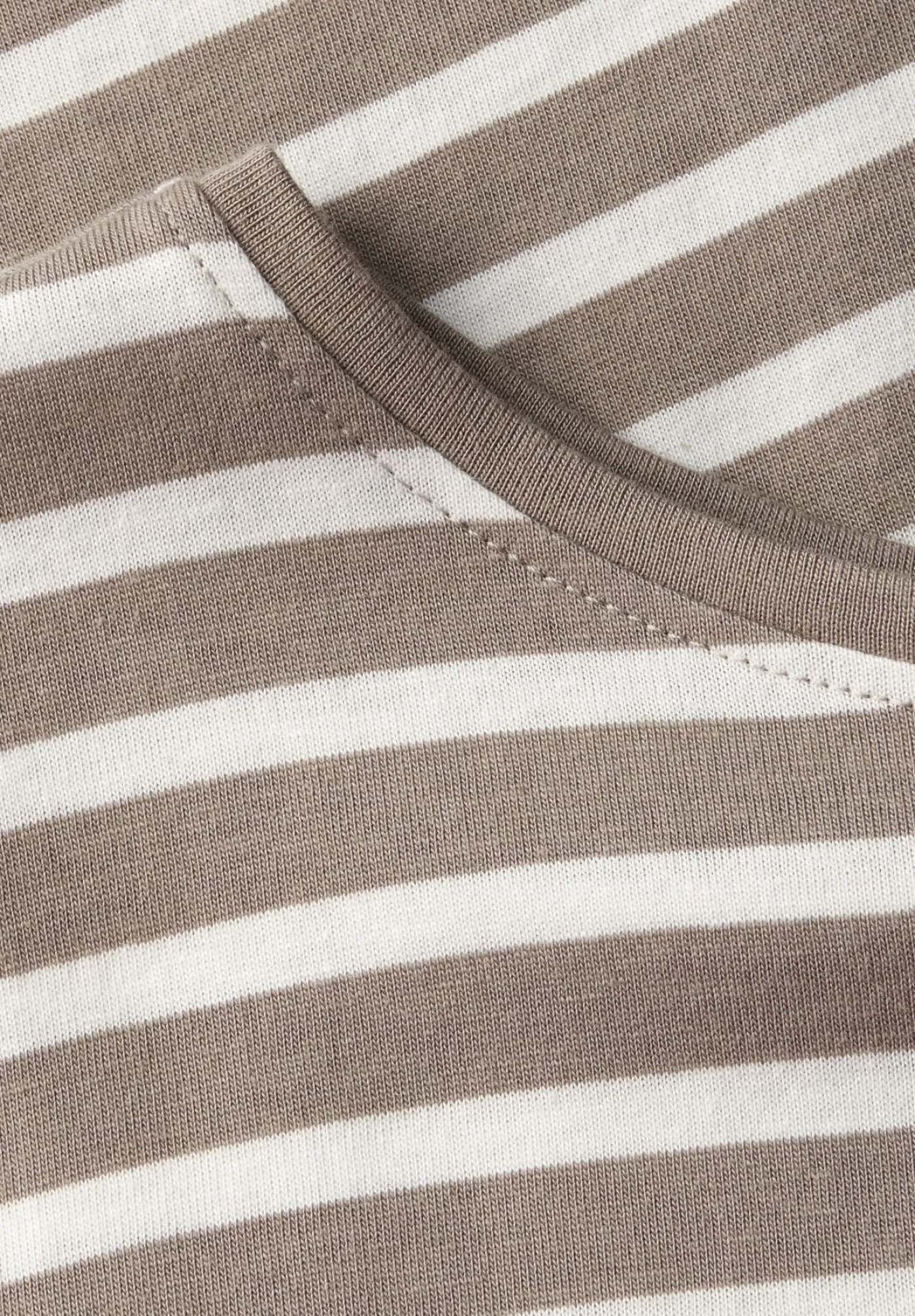 A323175 striped shirt w.wording