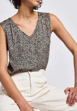 A345737 V-neck blouse w smok detail