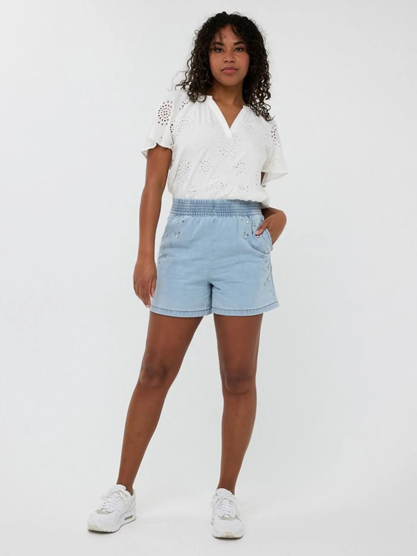 Blouse allover embroidery