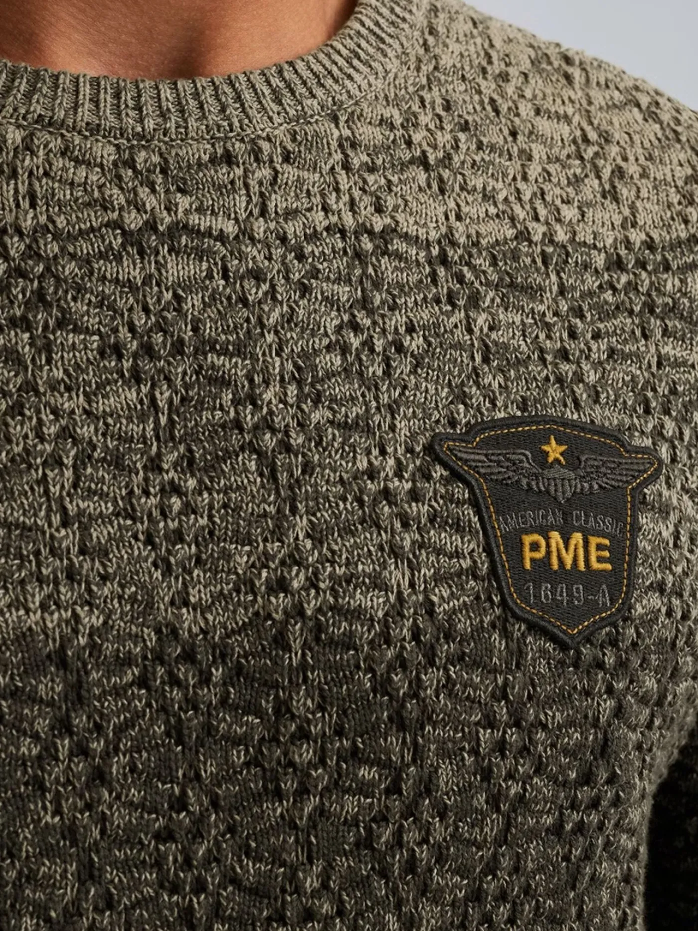 R-neck gradient knit