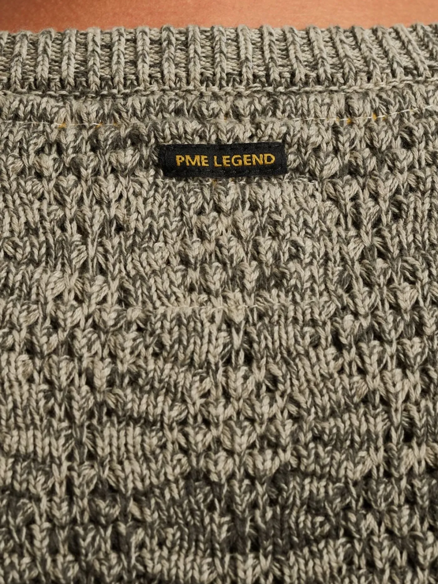 R-neck gradient knit