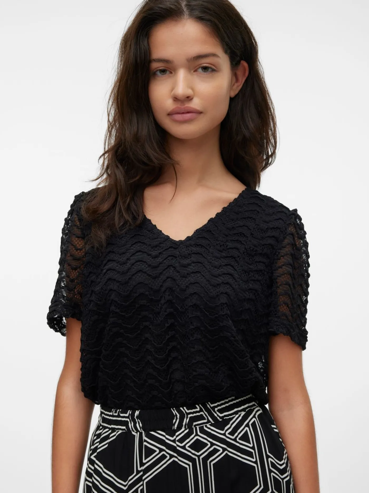 VMISOLDE S/S V-NECK TOP WVN BTQ